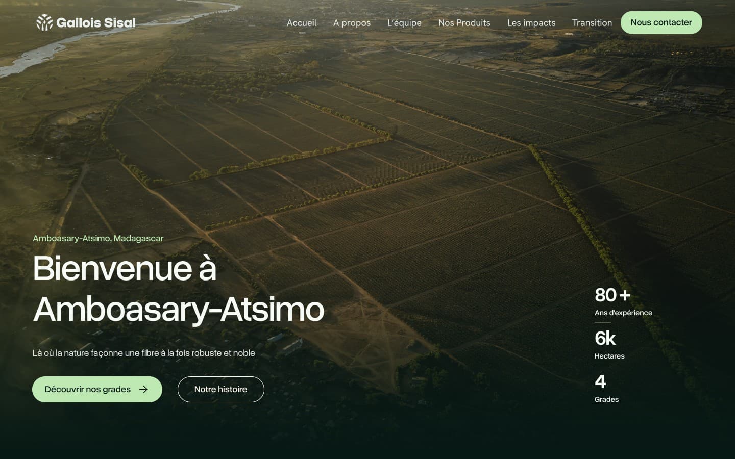 Home page hero of the Gallois Sisal website: an aerial photograph of the sisal fields, the navigation Accueil, À propos, L’équipe, Nos produits, Les impacts, Transition and a “Nous contacter” button, the title “Bienvenue à Amboasary-Atsimo”, two buttons, “Découvrir nos grades” and “Notre histoire”, and three company figures.