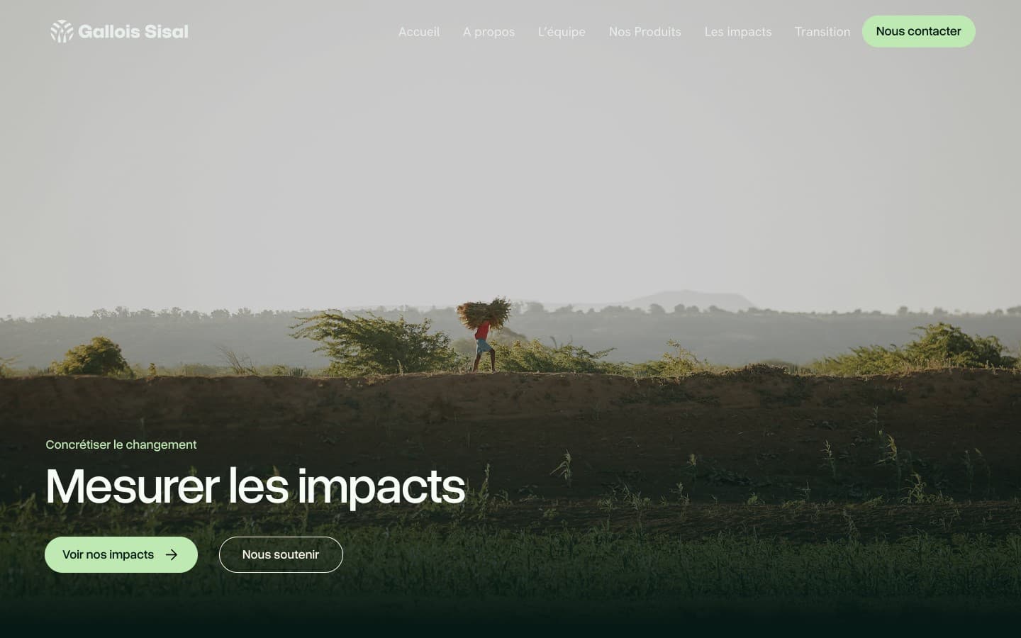 Hero of the impacts page: a photograph of a worker carrying sisal leaves on a track, the label “Concrétiser le changement”, the title “Mesurer les impacts” and two buttons, “Voir nos impacts” and “Nous soutenir”.
